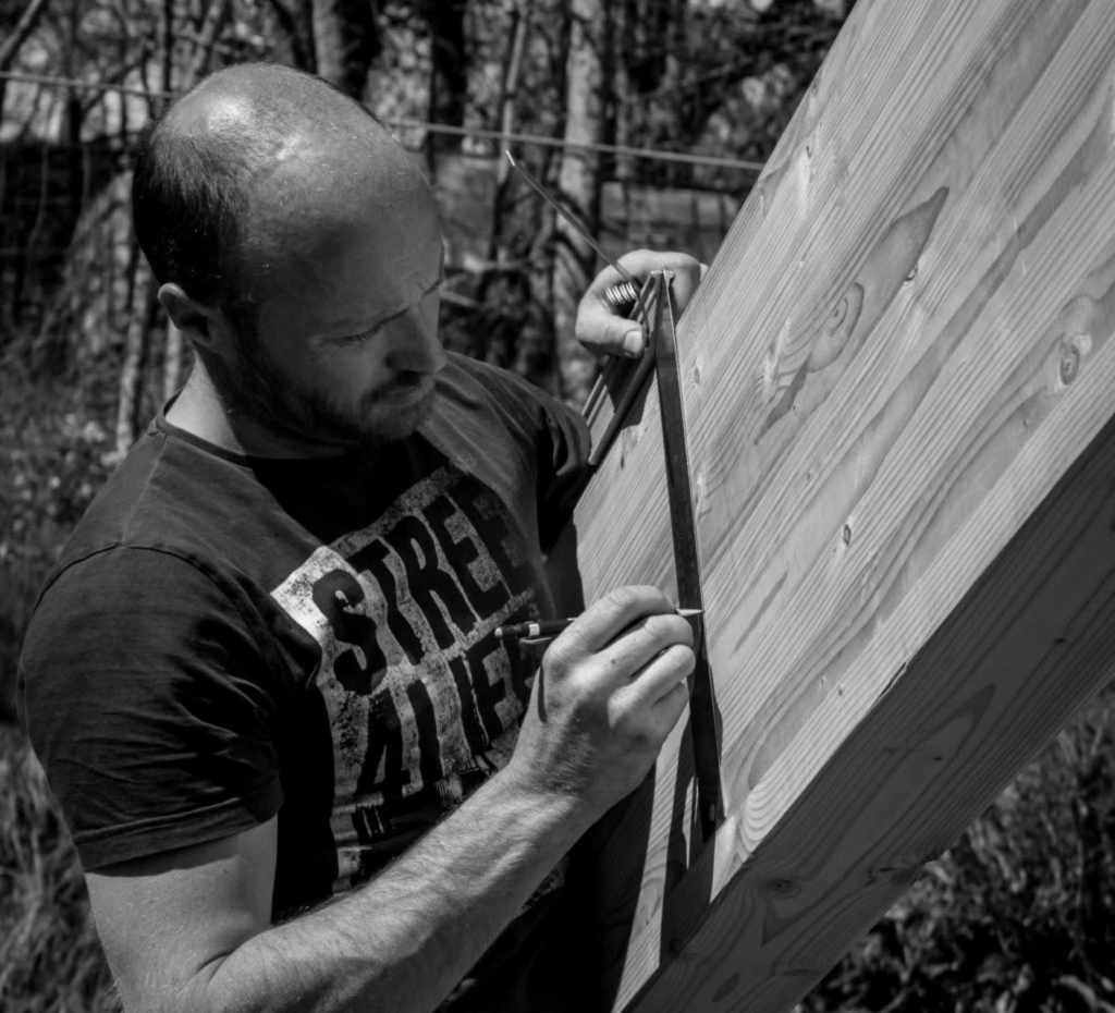 Charpentier travaillant le bois sur un chantier