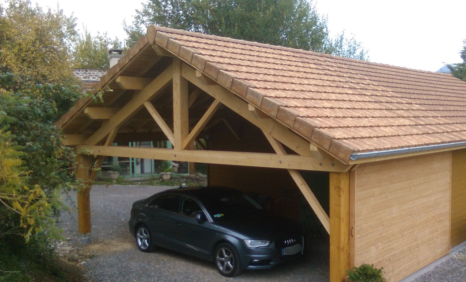 Abri voiture terminé, offrant une transition confortable entre la maison et le véhicule, quelles que soient les conditions météo