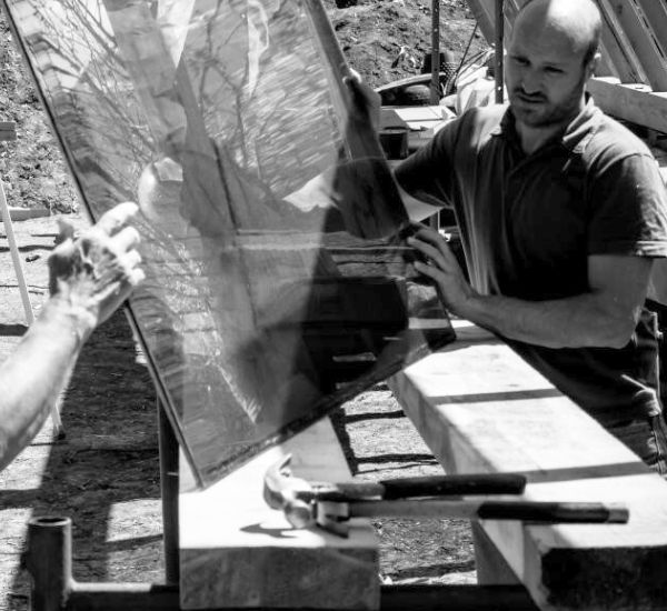 Alexis Faure Brac, charpentier, en train de travailler sur le chantier d’une serre semi-enterrée en bois