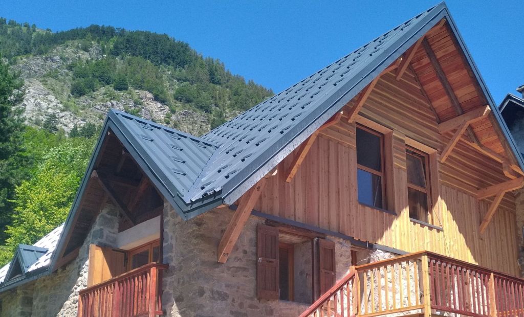 Bâtie ancienne entièrement rénovée à Champoléon : charpente refaite, bois sablé, terrasse bois terminée