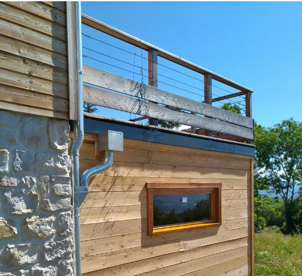 Extension en bois qui agrandit l’espace de vie, en harmonie avec la structure existante de la maison