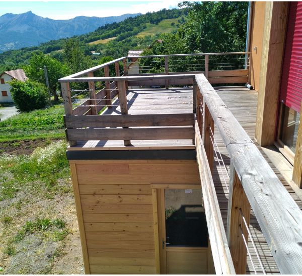 Extension avec terrasse en toiture, conçue pour offrir une vue dégagée sur l’environnement naturel