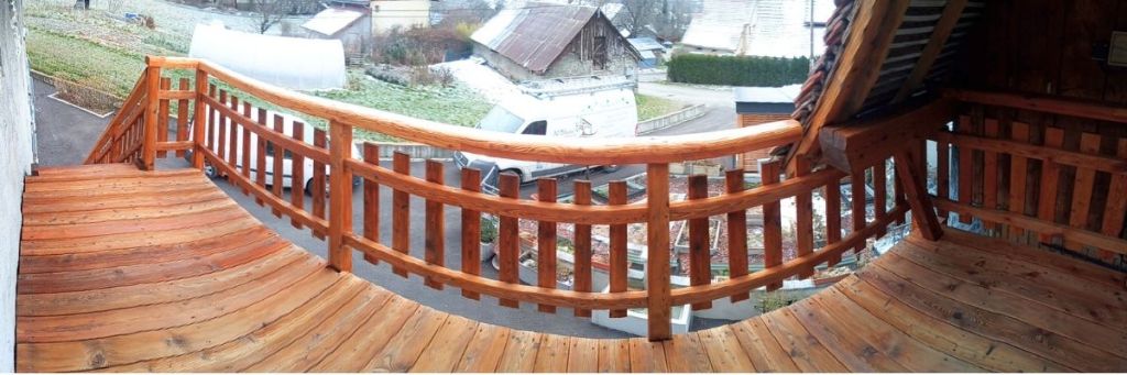 Rénovation d’une terrasse panoramique en bois par sablage et finition relasurée